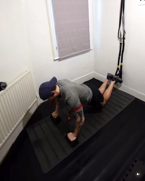 Why can I only do this many knee press-ups? (How to do a press up correctly to build muscle)